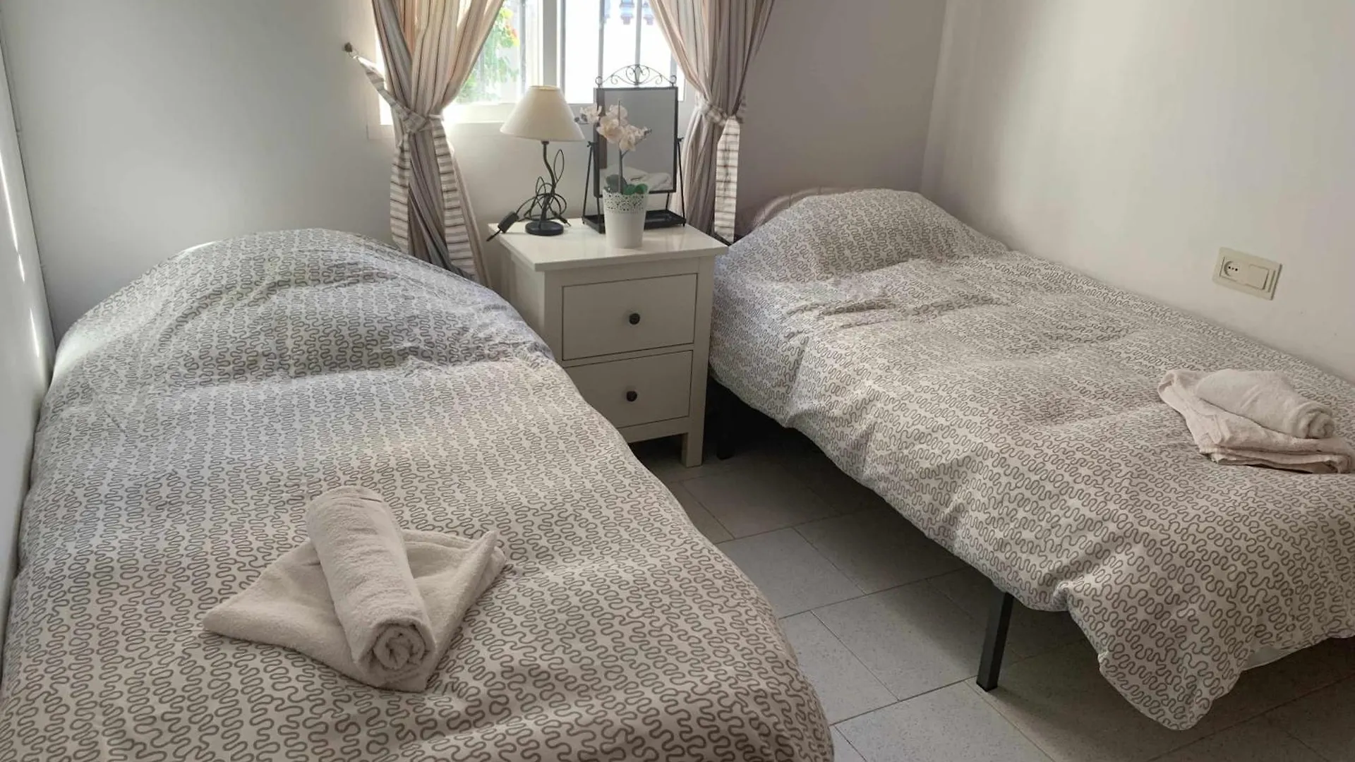 Semesterbostad Casa Kaluel Adosado Blanco Villa Nerja